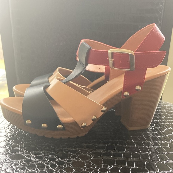 Comfortable wooden heel sandals by Andrea. - Picture 2 of 11